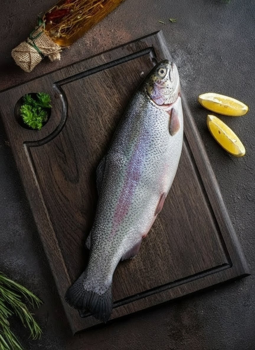 форель на разделочной доске